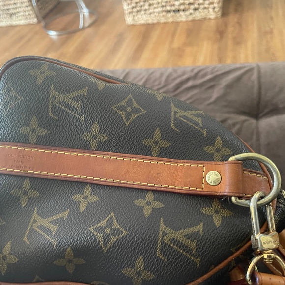 SOLD !!!  
Louis Vuitton Speedy Bandoulière handbag in Monogram canvas. - Picture 4 of 10